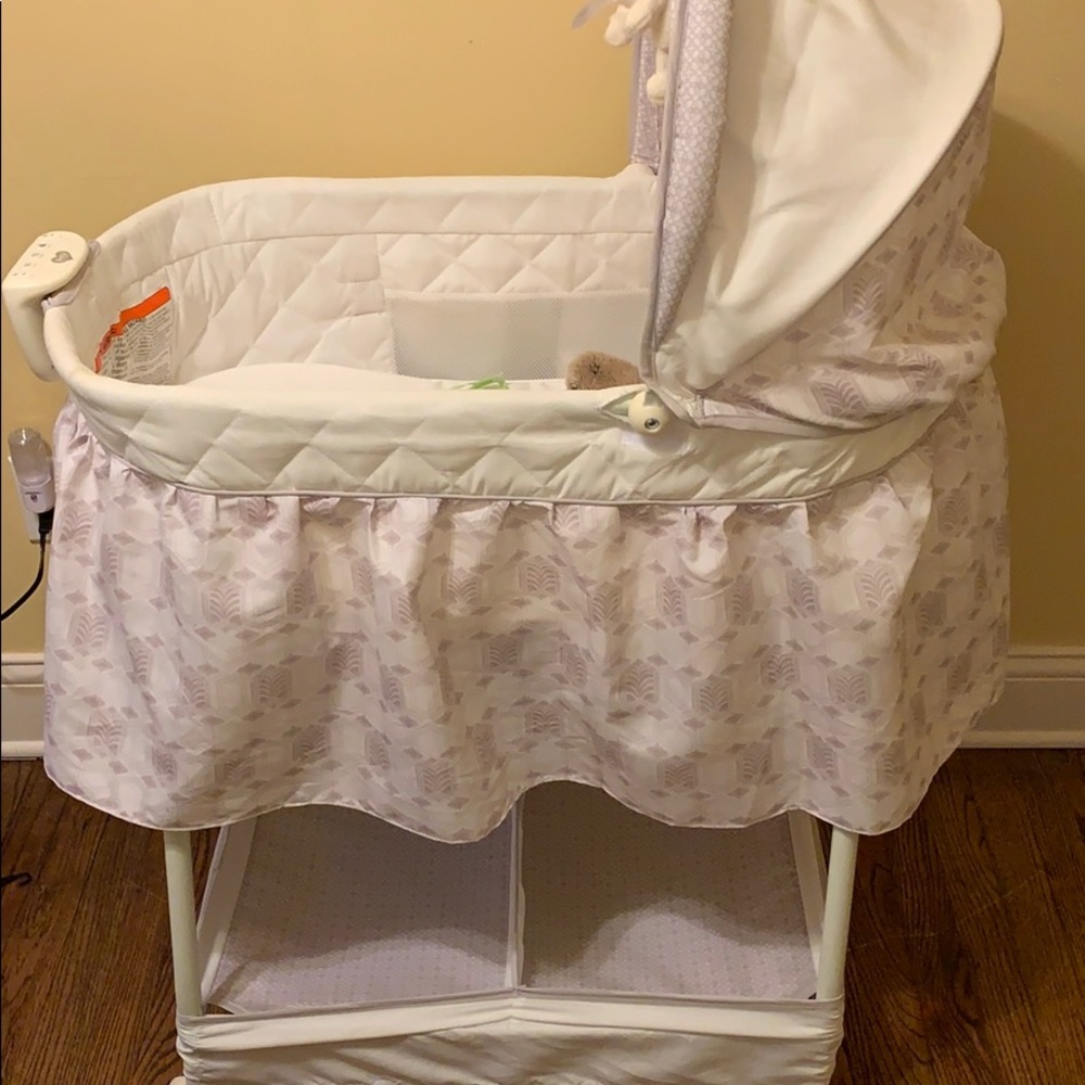 Baby bassinet ( Delta children )